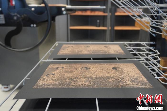 圖為徐晉林工作室制作的雕版敦煌壁畫(huà)印刷成品展示?！【琶赖┰?　攝