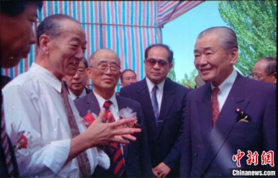 1994年8月，時(shí)任日本首相竹下登(右一)與時(shí)任敦煌研究院院長(zhǎng)段文杰在莫高窟親切交談。中新社發(fā) 婁婕 供圖