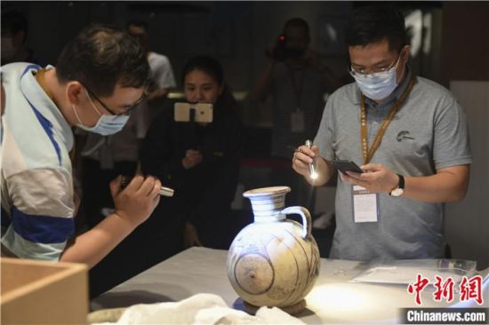 2020年6月，在長(zhǎng)沙博物館舉行“從地中海到中國：絲路寶藏——平山郁夫絲綢之路美術(shù)館藏文物展”前，專家開箱鑒定文物。中新社記者 楊華峰 攝