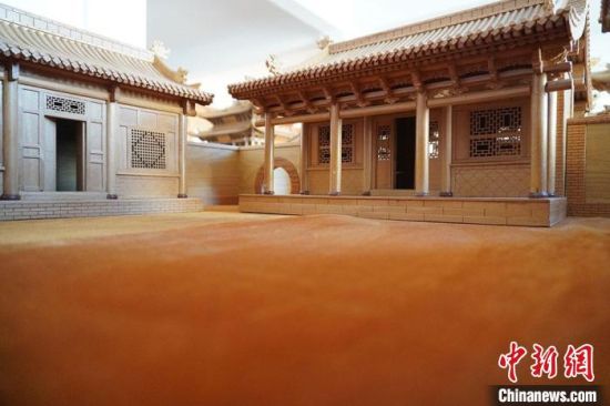 圖為微縮建筑蘭州四合院內(nèi)部結(jié)構(gòu)?！【琶赖┰?　攝