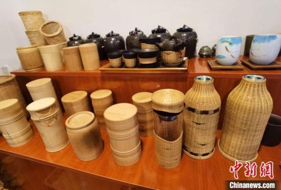 圖為展陳的一件件精致可愛的竹編農(nóng)具工藝品?！●T志軍 攝