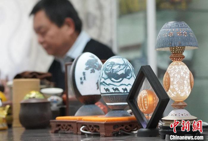 圖為吳義澤完成的蛋雕作品?！【琶赖ぴ?攝