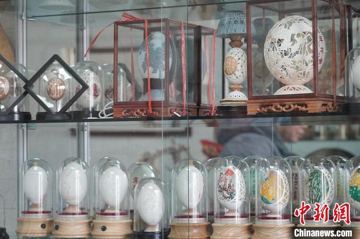 圖為吳義澤收藏柜內(nèi)的蛋雕作品?！【琶赖ぴ?攝
