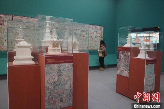 圖為觀眾欣賞數(shù)字復制壁畫?！【琶赖┰?攝