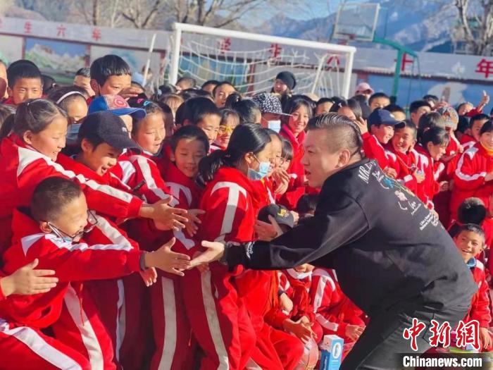 1月初，第五屆“街舞進藏鄉(xiāng)”公益助學活動在甘肅甘南結束，旨在讓藏族學子感受到街舞魅力。　陳善雄 攝