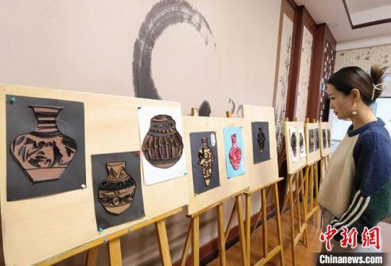 圖為學(xué)生用衍紙材料制作的彩陶紋飾?！⒂裉?攝