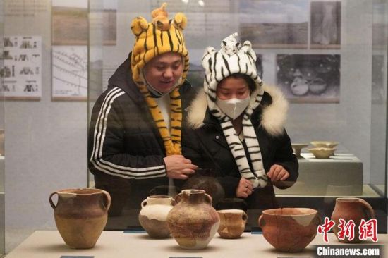 圖為市民戴虎頭帽在博物館內(nèi)參觀。九美旦增 攝