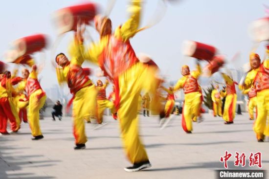 2019年2月19日，演員在黃河岸邊的蘭州水車博覽園內(nèi)進(jìn)行太平鼓表演，歡慶元宵佳節(jié)。(資料圖) 　楊艷敏 攝