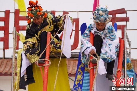 圖為“苦水高高蹺”表演者通過麻繩將腳固定在腳踏板，并在腿部纏繞六七圈?！【琶赖┰?攝