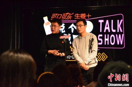 圖為脫口秀演員搭檔表演?！钅?攝