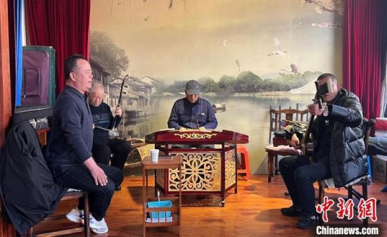 圖為蘭州鼓子愛好者在傳習(xí)所內(nèi)互相搭檔上臺演出。　張煜曼 攝