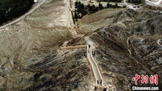 圖為甘肅嘉峪關(guān)懸臂長(zhǎng)城吸引游客打卡 。(資料圖) 李亞龍 攝