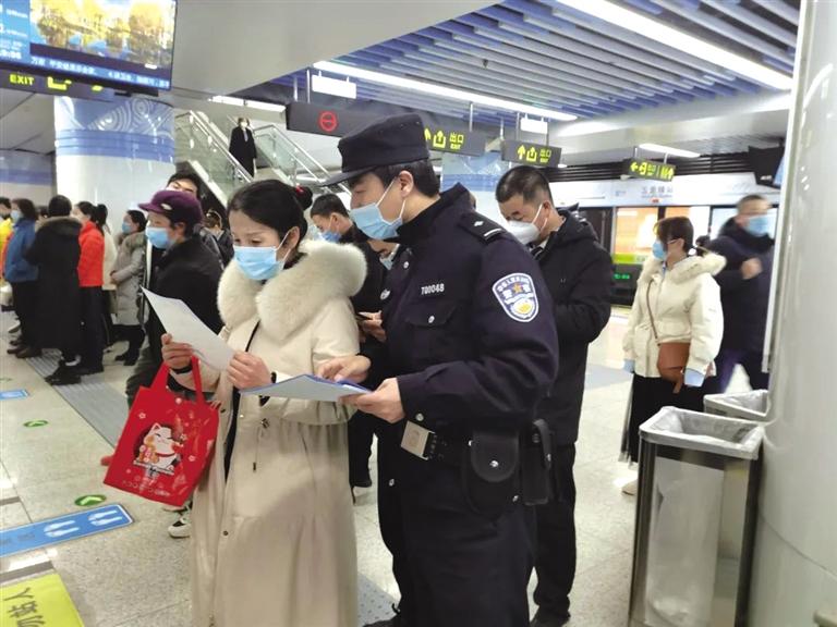 講解詐騙套路 普及“斷卡”常識 蘭州城關公安分局、交通治安分局聯(lián)合反詐宣傳進地鐵