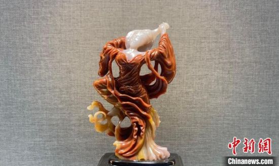 圖為翩然起舞的飛天玉雕?！「攥?攝