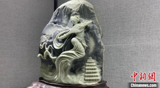 圖為李學(xué)平的玉雕作品。　高瑩 攝