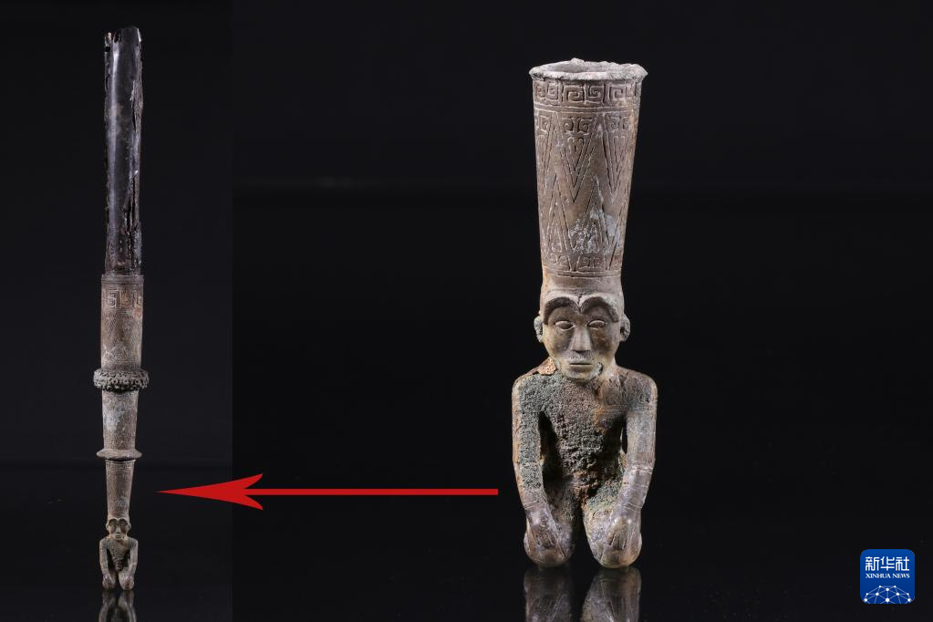 江西樟樹市國字山戰(zhàn)國墓葬出土銅跽坐人鐓（資料圖）。