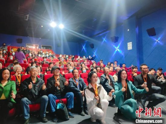 《浴血誓言》主創(chuàng)團(tuán)隊(duì)與到場的紅軍后代合影。　陳選斌 攝