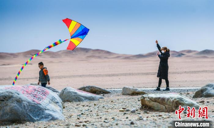 圖為市民正在陽關(guān)景區(qū)放風(fēng)箏?！⊥醣筱y 攝