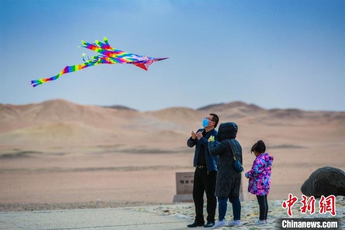 圖為市民正在陽關(guān)景區(qū)放風(fēng)箏?！⊥醣筱y 攝