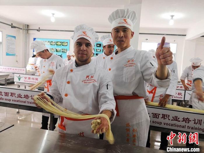 圖為外國留學生學習牛肉面的制作。(資料圖) 史靜靜 攝