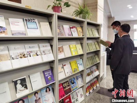 圖為國網(wǎng)甘肅電力黨校的職工書架。　徐雪 攝