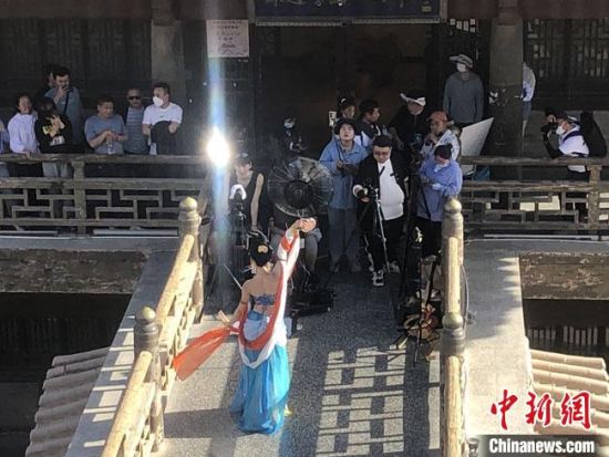 圖為5月以來，“奧大?！敝辈ガF(xiàn)場引游客圍觀?！《鼗褪形麄鞑抗﹫D