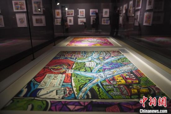 市民參觀少兒美術(shù)展覽。