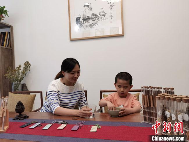 圖為魯雯為小學(xué)員授課和培訓(xùn)?！●T志軍 攝