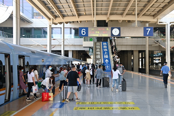 暑運(yùn)大幕開啟。蘭州鐵路局供圖