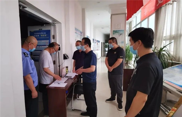 白銀市紀(jì)委監(jiān)委派駐市政府辦紀(jì)檢監(jiān)察組對(duì)市公共資源交易中心疫情防控工作情況明察暗訪。.jpg
