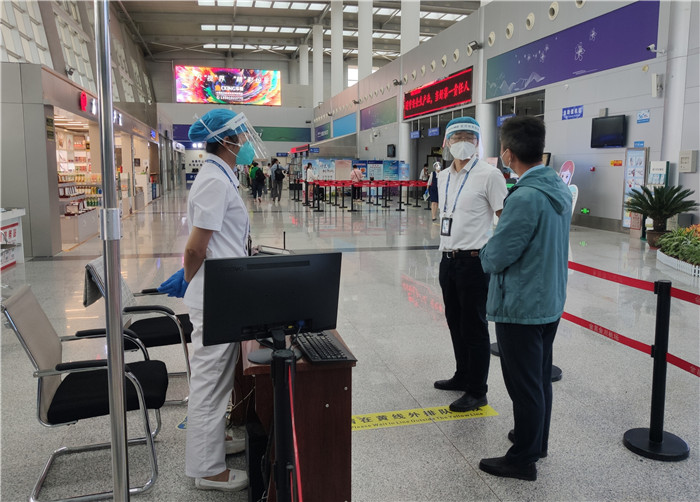 7月15日，金昌市金川區(qū)紀(jì)委監(jiān)委駐區(qū)委政法委紀(jì)檢監(jiān)察組在金昌機(jī)場監(jiān)督檢查疫情防控措施落實(shí)情況。王曉梅攝.jpg