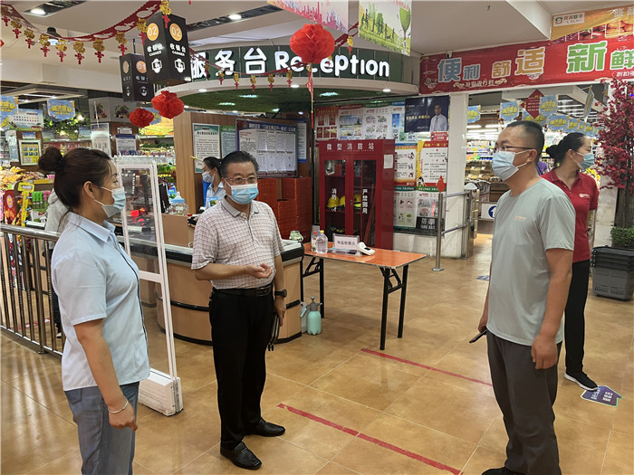 7月15日，酒泉市玉門市疫情防控督查組在隴商聯(lián)華超市監(jiān)督檢查疫情防控措施落實(shí)情況。 .jpg