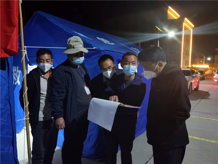 7月19日，甘南州瑪曲縣紀(jì)委監(jiān)委督查組在德吉小區(qū)卡點(diǎn)督導(dǎo)疫情防控工作。仲海濤 攝.jpg