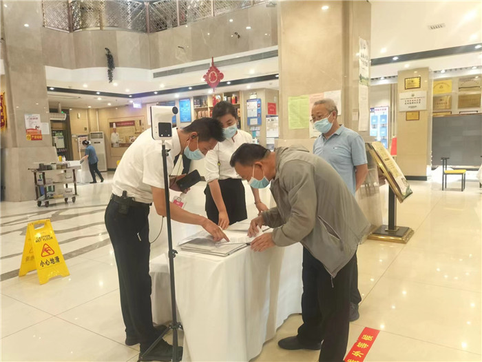 金昌市金川區(qū)紀(jì)委監(jiān)委駐區(qū)人大機(jī)關(guān)紀(jì)檢監(jiān)察組在花城錦都大酒店監(jiān)督檢查疫情防控工作。王文海 攝 .jpg