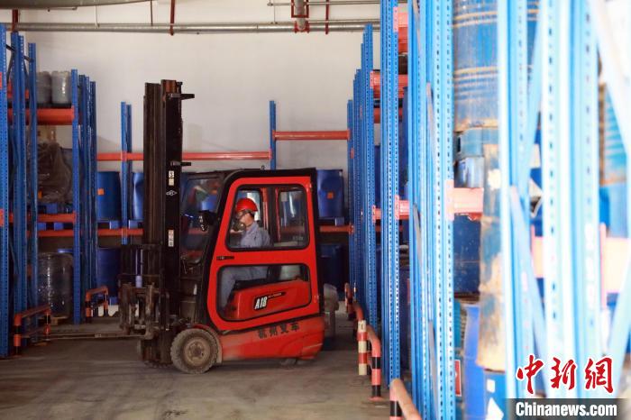 圖為甘肅省危險廢物處置中心危險廢物儲存庫?！∥航ㄜ?攝