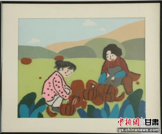 嘉峪關市新城鎮(zhèn)新城村農(nóng)業(yè)產(chǎn)業(yè)園區(qū)內(nèi)，母女兩人在摘南瓜。刺繡 馬艾米乃 繡稿 敬紅霞