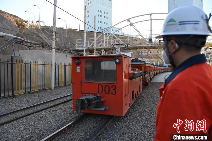 圖為工作人員正在觀察車輛運行情況。　李亞龍 攝