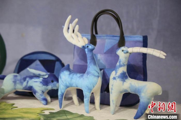 圖為許靜的非遺文創(chuàng)作品。(資料圖) 甘肅省非遺保護(hù)中心供圖