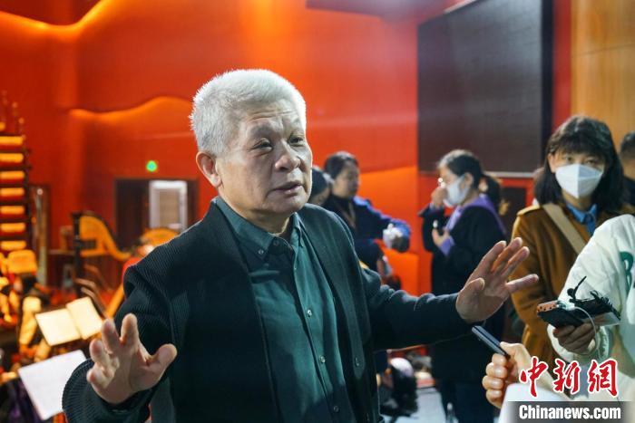 該劇導(dǎo)演蔣力向媒體介紹相關(guān)情況?！《∷?攝