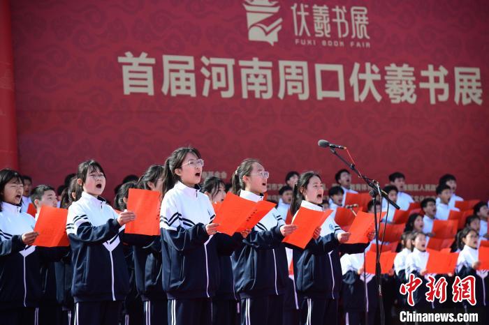 圖為學生們在開幕式上誦讀經典?！×赫赵?攝
