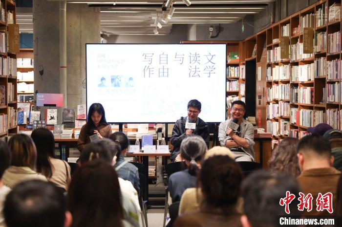 《至少還有文學》推出：在今天，我們?yōu)槭裁催€需要文學？