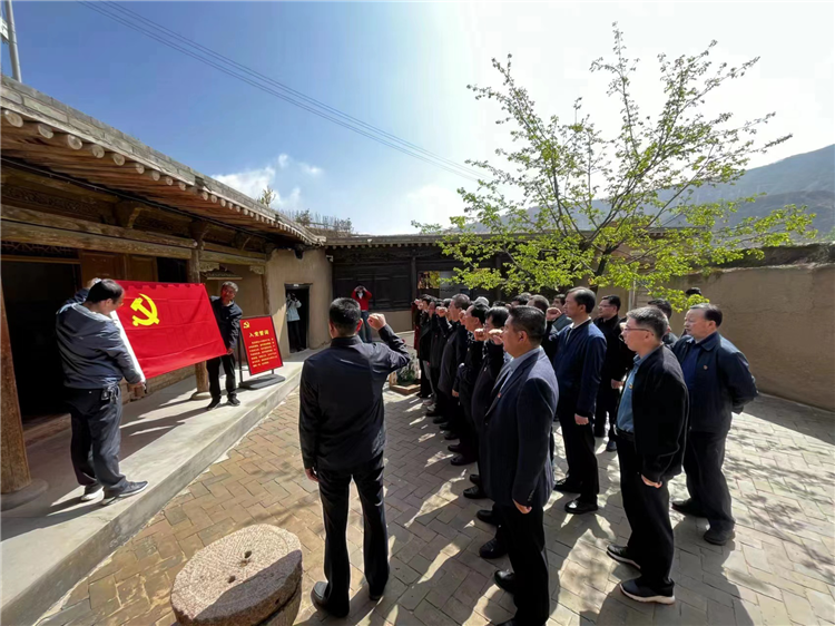 圖為臨夏州紀(jì)委監(jiān)委組織黨員干部在東鄉(xiāng)縣布塄溝黨史教育基地開展革命教育活動，賡續(xù)紅色血脈、汲取奮進(jìn)力量、激發(fā)干事熱情。.png