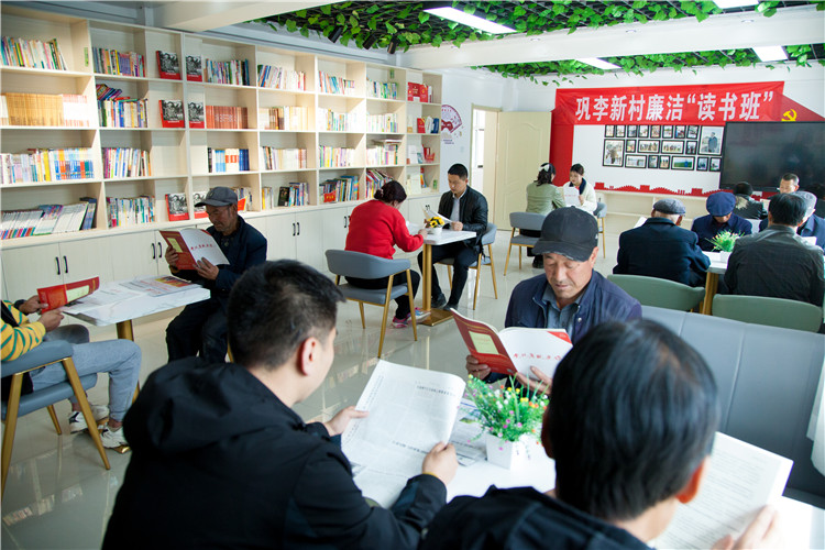 隴南市禮縣開展廉潔書籍進(jìn)農(nóng)家書屋活動，圖為羅壩鎮(zhèn)鞏李新村舉辦的“廉潔讀書班”。.jpg