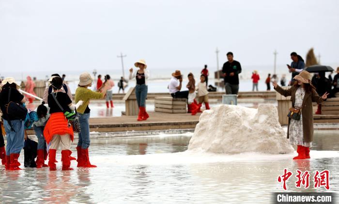 圖為游客在茶卡鹽湖拍照?！⊙Φ?攝
