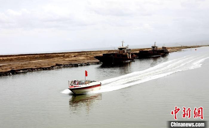 圖為茶卡鹽湖?！⊙Φ?攝