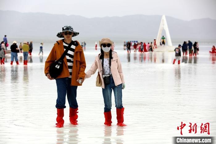 圖為游客在茶卡鹽湖之中?！⊙Φ?攝