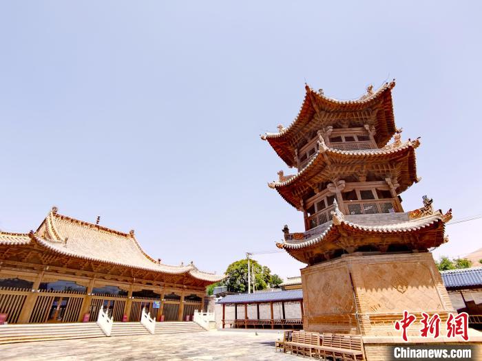 圖為阿河灘清真寺局部?！?zhí)砀?攝