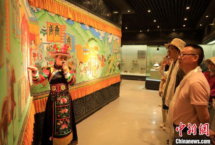 圖為媒體記者了解土族文化?！⊙Φ?攝