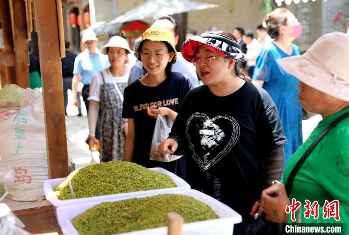 圖為民眾購買青海特色小吃?！⊙Φ?攝