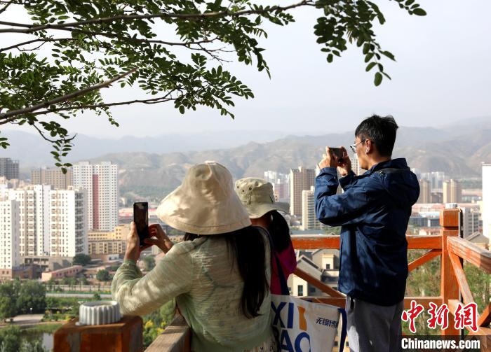 圖為媒體記者登頂朝陽山?！⊙Φ?攝